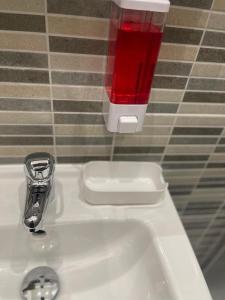 B independent entrance private bathroom - no kitchen