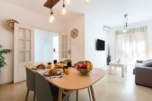 NEW 1st CORNER City center Apartment Ideal for Groups