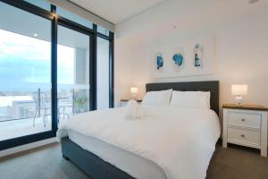 Cosy Retreat - 2BR Apt with Pool Gym Steam&Sauna