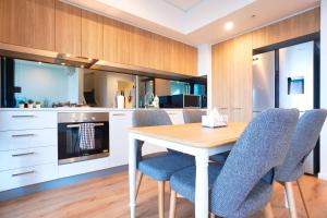 Cosy Retreat - 2BR Apt with Pool Gym Steam&Sauna