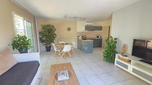 Maisons de vacances Un air de provence avec piscine disponible seulement en fin de journee - A 5min de l-A7 et A9 : photos des chambres