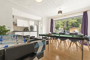 Six Bedroom House by Brookland Stays Serviced Accommodation Short Lets Hertfordshire with Free WiFi