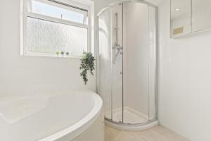 Six Bedroom House by Brookland Stays Serviced Accommodation Short Lets Hertfordshire with Free WiFi