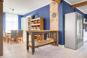 Elegant 8BR Mansion Retreat