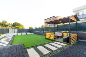 Brand-New 2BR House with Garden