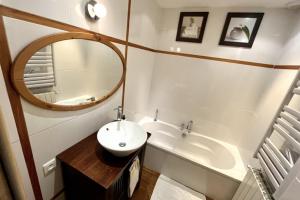 Maisons de vacances 280m2 house with Wifi and terrace : photos des chambres