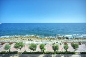 Large 3 bedroom with seafront balcony DDIF1-5