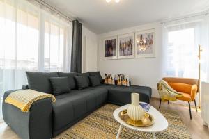 Mountain Views Urban Plaza