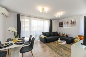 Mountain Views Urban Plaza