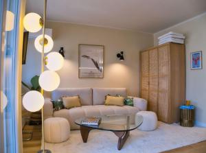 B020- Elegante et lumineux a deux pas plages et centre