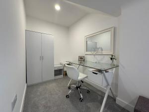 Modern 3 Bed House with Parking in Rothley