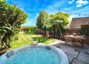 Stylish 2 Bedroom Cottage With Hot Tub And Parking