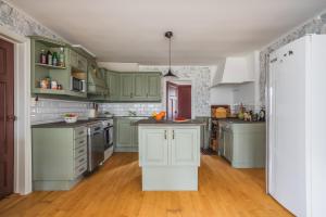 Charming Forest Retreat, 15 Min from Mariefred