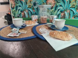 Appartements La Tropicale, studio climatise avec parking, Proche Cite medievale : photos des chambres