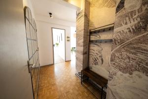 Appartement lumineux avec une grande terrasse et parking au cœur de la ville