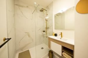 Appartement lumineux avec une grande terrasse et parking au cœur de la ville