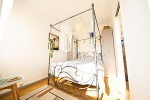 Appartement lumineux avec une grande terrasse et parking au cœur de la ville