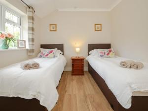 1 Luckington Stables-W8321