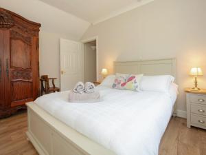 1 Luckington Stables-W8321