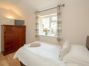 1 Luckington Stables-W8321