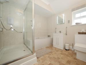 1 Luckington Stables-W8321