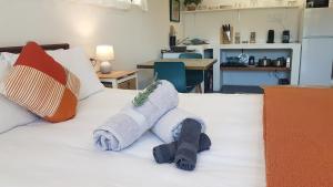 Montagu Meander is a cozy flat for work and play with Wi-Fi and secure parking