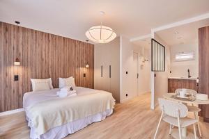 Superb Parisian Suite-Pere Lachaise