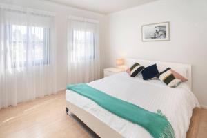 Wirraway Luxury Chalet | Lake Views | Private Gardens