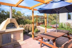 Wirraway Luxury Chalet | Lake Views | Private Gardens