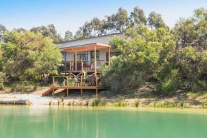 Wirraway Luxury Chalet | Lake Views | Private Gardens