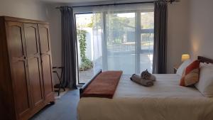 Montagu Meander is a cozy flat for work and play with Wi-Fi and secure parking