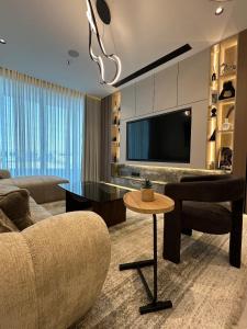 Amara - 3BR- Infinity Pool - Kingdom Tower View