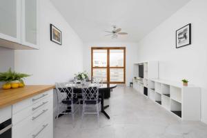Zoliborz Stylish Apartment with Parking by Noclegi Renters
