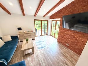 Horský dům pod přehradou u sjezdovky a potůčka v horách