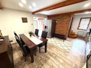 Horský dům pod přehradou u sjezdovky a potůčka v horách