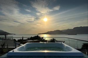 Casa com piscina aquecida, jacuzzi e 60 m da praia