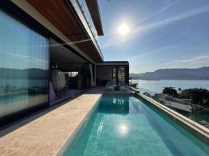 Casa com piscina aquecida, jacuzzi e 60 m da praia