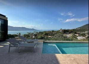 Casa com piscina aquecida, jacuzzi e 60 m da praia