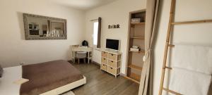 15min de la Cité de Carcassonne dans petit village, chambre au calme, petit-déjeuner et jacuzzi en supplément