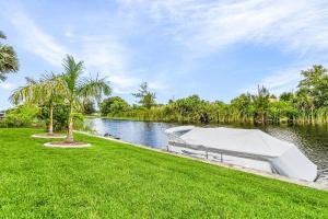 Unforgettable Moment Awaits - Shadroe Canal Villa - Roelens