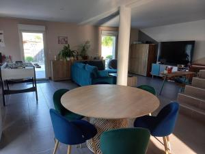 Villa 3 chambres, piscine privée, salle cinéma, salle jeu, proche route des vins et Colmar