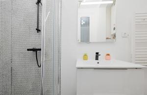 Modern Large Studio Apartment for 3