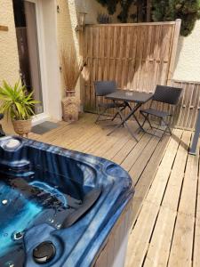 15min de la Cité de Carcassonne dans petit village, chambre au calme, petit-déjeuner et jacuzzi en supplément