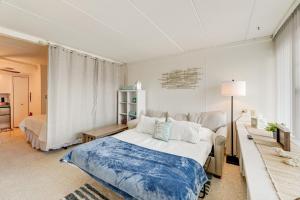 1 Block to Beach! Ocean City Condo w Pool Access