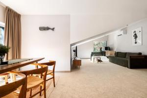 Forest & Waves - Luxury Seaside Retreat with Pool, 90m to the Beach & Pro Workstations