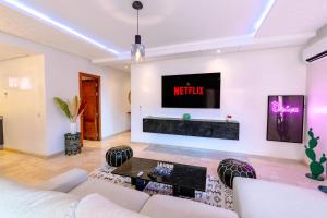Studio avec piscine et lumières d'ambiance