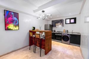 Studio avec piscine et lumières dambiance