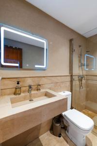 Studio avec piscine et lumières dambiance