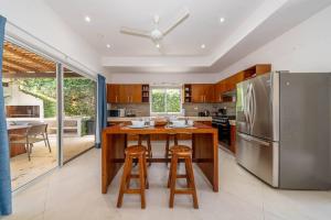 Casa Kinam Chic 4BR Villa w Pool in La Veleta