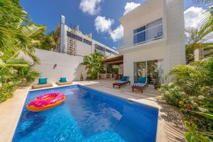 Casa Kinam Chic 4BR Villa w Pool in La Veleta